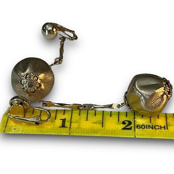 Vintage Sarah Coventry Brushed Gold Tone Nugget Dangle Clip On Earrings - Picture 5 of 9